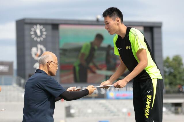 成年男子１１０メートル障害で５位に入った、サトウ食品新潟アルビレックスＲＣの町亮汰（右）＝佐賀市