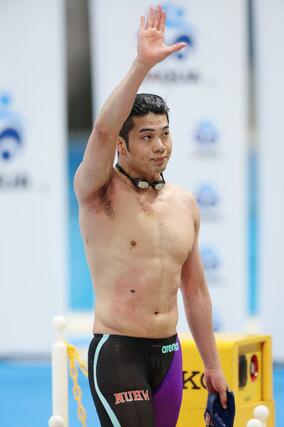 男子１００ｍバタフライ決勝　レース後、声援に応えながら引き上げる水沼尚輝＝東京アクアティクスセンター