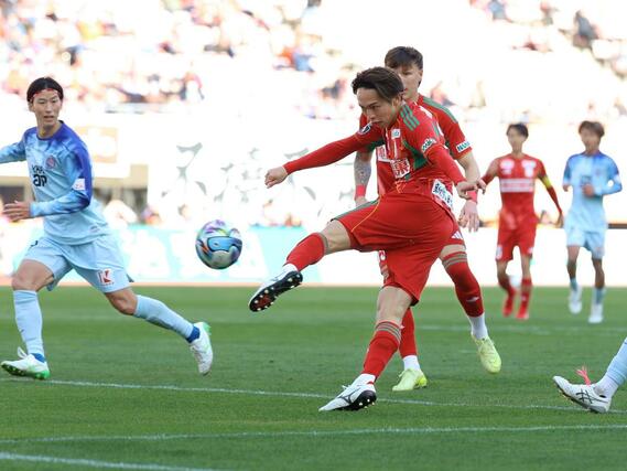 新潟―富山　後半、シュートを放つＤＦ佐藤海宏＝ビッグスワン