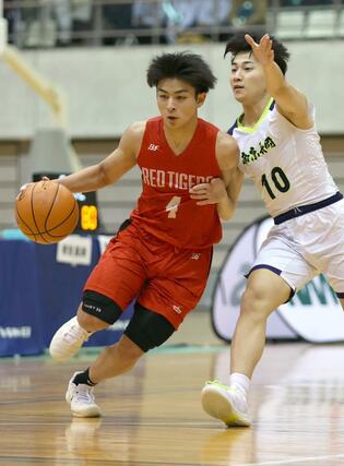 男子決勝　帝京長岡－開志国際　８連覇を達成した開志国際のダブル主将の一人、池田楓真（左）＝２５日、新潟市の鳥屋野総合体育館