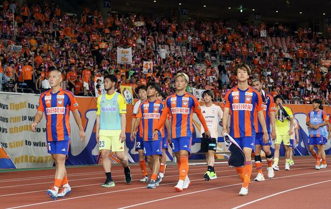 東洋大に敗れ、さえない表情で引き上げる新潟イレブン=デンカビッグスワン