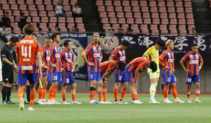 試合終了後、東洋大に敗れ肩を落とす新潟イレブン=デンカビッグスワン