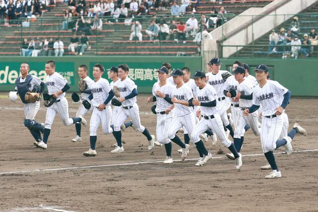 新潟産大付－県央工　１１－３で勝利した新潟産大付＝悠久山球場