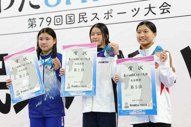 少年女子Ｂ１００メートル平泳ぎ　銅メダルを受け取った３位の神田倫來（新潟第一高・右）＝滋賀県草津市