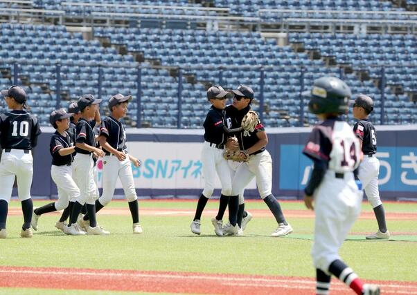 優勝が決まり喜ぶ両川の選手たち＝エコスタ