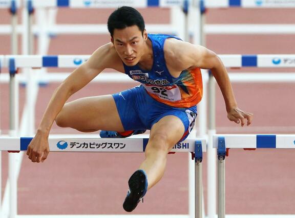 男子110メートル障害準決勝で決勝進出を決めた町亮汰(サトウ食品新潟アルビレックスRC)=デンカビッグスワンスタジアム