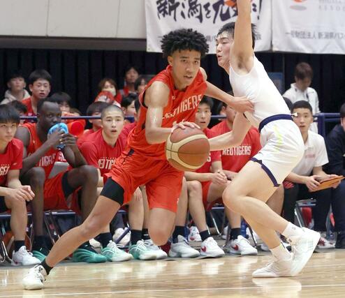 男子決勝リーグ　帝京長岡－開志国際　第２クオーター、ドリブルで相手をかわす開志国際のホーキンス然＝新潟市体育館