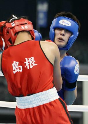 ボクシング・ライト級２回戦　攻め込む開志学園の天井澤祐志（右）＝佐賀県ＳＡＧＡアリーナ（写真映像部・大橋奎介）