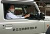 往診車を運転する中村伸一さん=4月、福井県小浜市