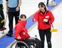 　車いすカーリング混合ダブルスの小川亜希（左）と練習で会話するコーチの荻原詠理＝８月、長野県軽井沢町