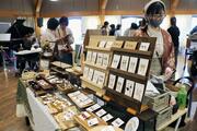 革小物や手芸品がずらり♪新潟市中央区で「ナナイロマルシェ」　会話も楽しみじっくり吟味