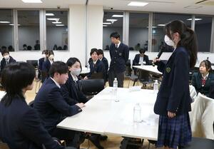 上越市内の高校生が集う「サードプレイス」づくりについて意見を交わす高校生ら＝上越市本町５