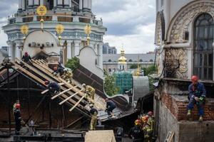 　ロシアの攻撃で損傷したペチェルスカ大修道院＝１６日、ウクライナ首都キーウ（ゲッティ＝共同）