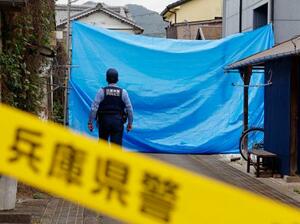 母娘2人の遺体が見つかった現場付近に張られたブルーシート=20日午前9時36分、兵庫県たつの市