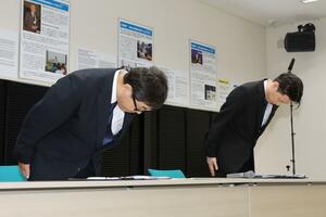 新潟水俣病の被害者団体と面会し、謝罪するトライグループの幹部=18日、新潟市北区