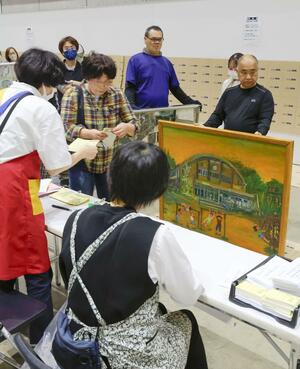 続々と県展の応募作品が持ち込まれた会場=20日、新潟市中央区万代島