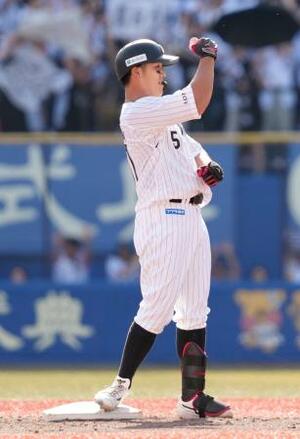 8回、勝ち越し2点二塁打を放ち塁上でガッツポーズをするロッテ・山口=ZOZOマリン