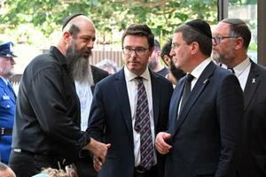 　オーストラリア、国民党のリトルプラウド党首（中央）＝２０２５年１２月、シドニー（ロイター＝共同）