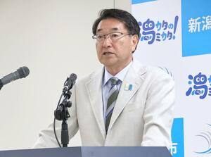 定例会見に臨む中原八一新潟市長＝６月３０日、新潟市役所