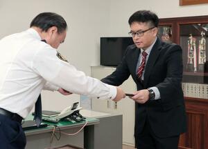 優秀安全運転事業所の表彰伝達式＝上越署