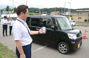 カーシェアリングの社会実験に用いられる軽自動車。「アース・カー」のホームページから予約して利用する=8月28日、十日町市松代