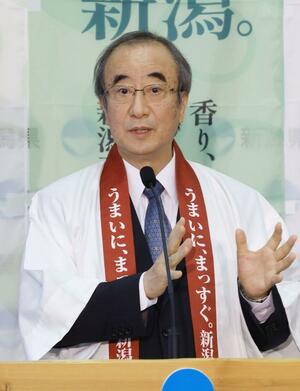 定例記者会見で質問に答える花角英世知事=4日、県庁