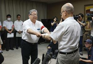 兵庫県の斎藤元彦知事の辞職を求める申し入れ書を片山安孝副知事(右)に手渡す県職員労働組合の土取節夫中央執行委員長=7月10日、県庁