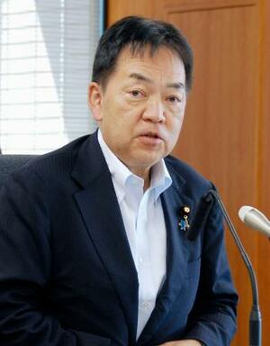 記者会見する浅尾環境相=26日午前、環境省