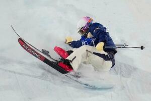 　女子ビッグエア予選　転倒する古賀結那＝リビーニョ（共同）