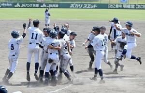 史上初の4連覇を果たし、喜ぶ中京ナイン=明石トーカロ