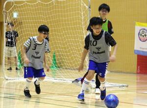 試合をするトラッソスのメンバー=7月、東京都三鷹市