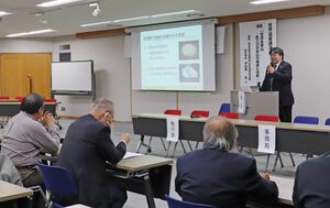 西三川砂金山の価値を解説する佐渡市職員=5月25日、新潟市中央区