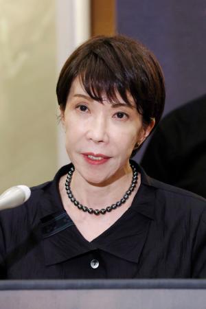 記者団の質問に答える高市首相=23日午後、沖縄県糸満市