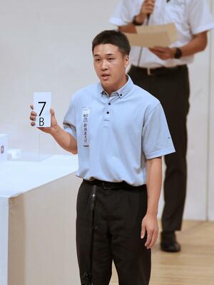 組み合わせ抽選会でくじを引く新潟産大付の主将平野翔太=大阪市