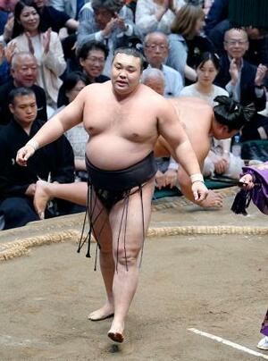 琴勝峰(奥)を破り、2敗を守った霧島=両国国技館