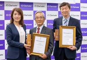 クラリベイト引用栄誉賞に選ばれた寒川賢治・元国立循環器病研究センター研究所長(中央)と児島将康・久留米大名誉教授(右)=25日午後、東京都港区