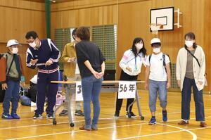 原子力災害時の対応や児童を家族に引き渡す手順などを確認した防災訓練=10月24日、柏崎市加納
