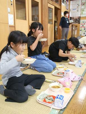 子どもたちが体験した防災給食=小千谷市
