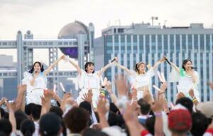 東京女子流のパフォーマンス