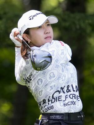 第1日、13番でティーショットを放つ泉田琴菜。5アンダーで4位=真駒内CC