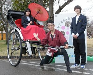 観桜会の会場を運行する人力車と、新潟エアセレスト代表の小酒井一真さん(右)=上越市本城町