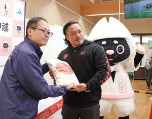 農産物の寄贈を受ける新日本プロレスの後藤洋央紀選手=長岡市美沢3