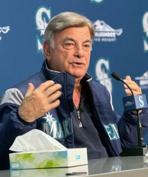 記者会見する米大リーグ、マリナーズの球団専属アナウンサーのリック・リズさん=28日、シアトル(共同)