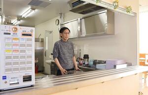 佐渡総合病院で再開した院内食堂を運営する石山正悟さん=佐渡市千種