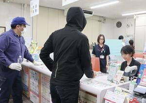 強盗事件を想定した訓練=妙高市学校町