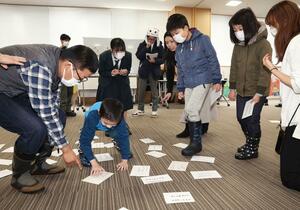 栃尾高校の生徒と地域住民が真剣勝負を繰り広げた「とちお歌がるた」の大会=1月11日、長岡市中央公園