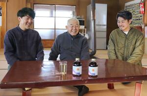 ラベンダーシロップについて話す、左から平野伸哉さん、羽田又男さん、小熊龍太郎さん=胎内市大長谷