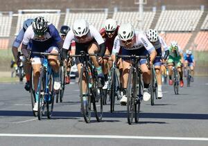 自転車女子ロードレースで、ゴール前の大接戦を制して優勝した水谷彩奈(右)と7位の阿部花梨(右後方)=大分県日田市