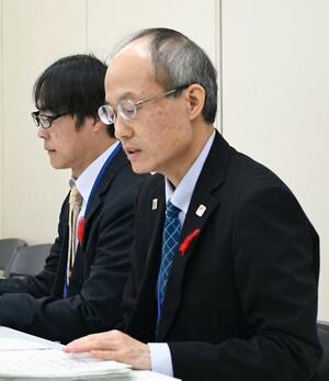 　県道整備の用地買収額が不適切に増額された問題で、過去５年分の用地買収を調べた結果を発表する福岡県の担当者＝２５日午前、福岡県庁