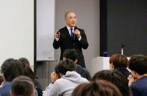 東海学院大で学生らに講演する岐阜県警の三田豪士本部長=24日午前、岐阜県各務原市